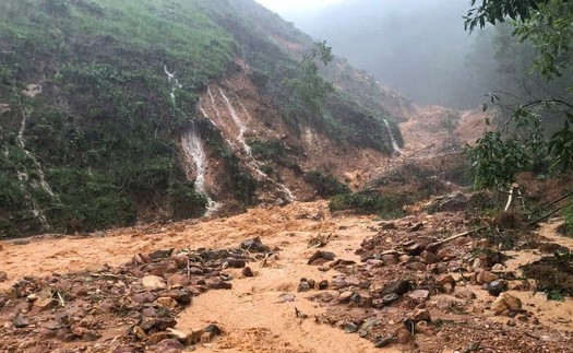 Huế: Xuất hiện vết nứt hở trên đỉnh đồi, nhiều hộ dân vùng núi phải sơ tán