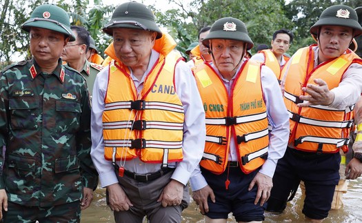 Đi giữa vùng ngập, đem ấm áp đến từng mái nhà