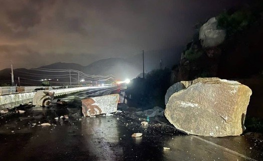 Phong toả một làn đường Quốc lộ 1 qua Lâm Đồng bị vướng đá lớn