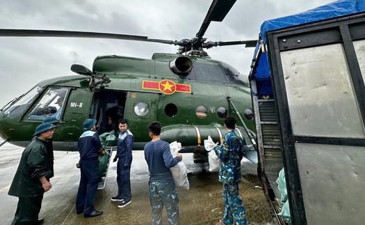 Trực thăng vận chuyển nhu yếu phẩm hỗ trợ người dân vùng ngập lũ các tỉnh Nam Trung Bộ