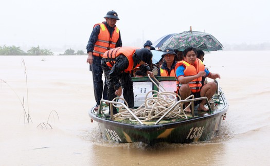 Cập nhật: Khánh Hòa “chạy đua” với thời gian đưa người dân vùng lũ đến nơi an toàn