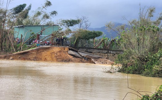 Đê Luật Lễ vỡ khiến hàng trăm nhà dân chìm trong nước lũ