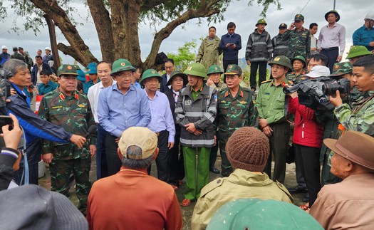 Phó Thủ tướng Lê Thành Long thăm, tặng quà người dân vùng lũ Gia Lai
