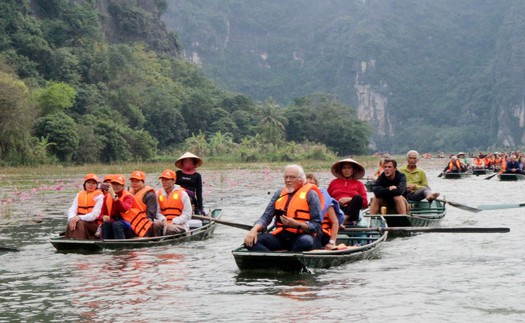 Sắc Hồng Tam Cốc thu hút đông đảo du khách trong nước và quốc tế
