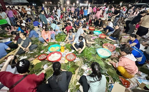 Hàng trăm người dân Đồng Nai xuyên đêm gói bánh cứu trợ đồng bào vùng lũ