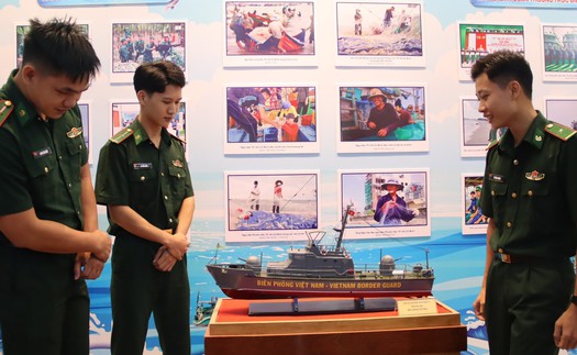 Khai mạc trưng bày chuyên đề "Tổ quốc nhìn từ biển"