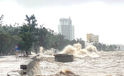 Trong 3 giờ qua, bão số 15 hầu như ít dịch chuyển