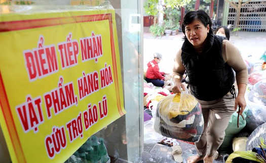 Trong tâm cơn “đại hồng thủy”: Nước lũ rút, tình người dâng cao