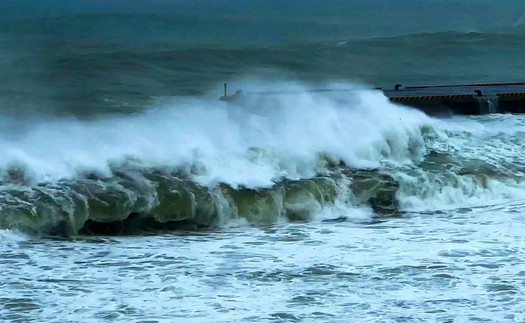 Ảnh hưởng của áp thấp nhiệt đới, khu vực Nam Biển Đông có gió mạnh, sóng cao