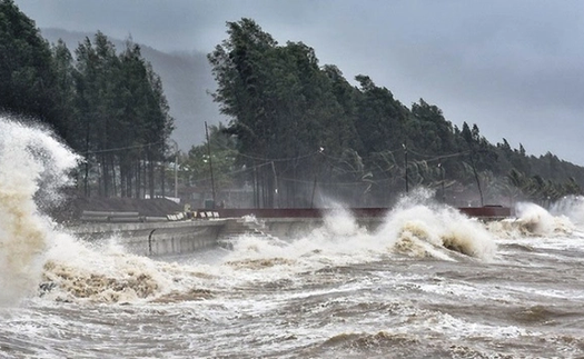 Áp thấp nhiệt đới đổi hướng di chuyển và nhanh hơn