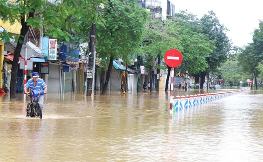 Huế: Lũ bắt đầu xuống dần nhưng vẫn ngập diện rộng