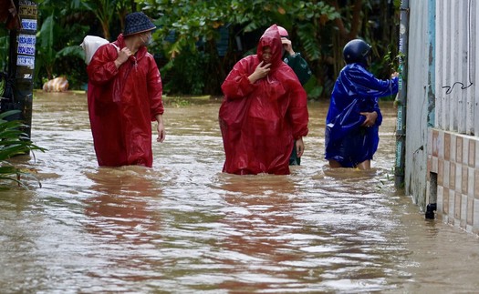 Mưa lớn gây ngập, ách tắc giao thông tại trung tâm thành phố Đà Nẵng