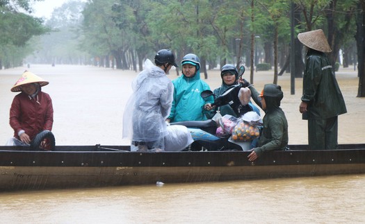 Nước lũ lại đổ về gây ngập sâu vùng ven sông Hương