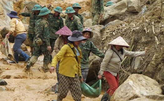 Mở đường vào 5 thôn bị cô lập do mưa lũ tại Quảng Ngãi