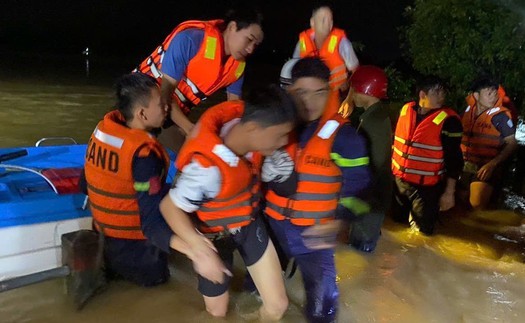 Quảng Trị: Giải cứu thành công nhiều người dân bị kẹt giữa dòng nước lũ