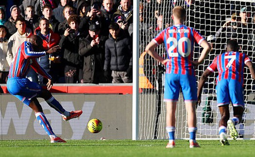 Vì sao Mateta chạm bóng 2 lần khi sút phạt đền vẫn được đá lại, Alvarez thì không?