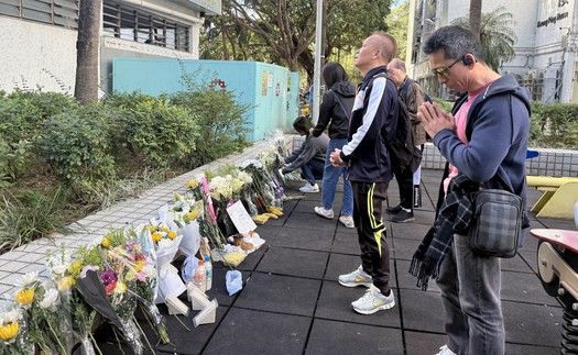 Vụ cháy chung cư ở Hong Kong, Trung Quốc: Ít nhất 146 người thiệt mạng, dòng người đổ về chia buồn