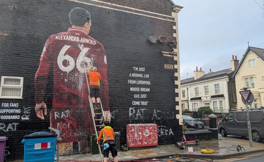 Bức tranh tường của Alexander-Arnold bị phá hoại trước ngày trở lại đối đầu đội bóng cũ Liverpool