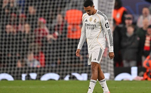 Trent Alexander-Arnold bị la ó trong ngày trở về Anfield