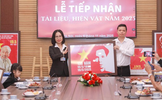 Lễ tiếp nhận hiện vật về Bác Hồ trao tặng Bảo tàng Hồ Chí Minh