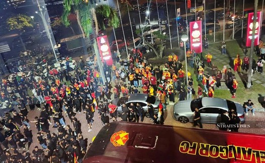 Bóng đá Malaysia lại hỗn loạn khi hàng loạt CĐV phẫn nộ tham gia biểu tình
