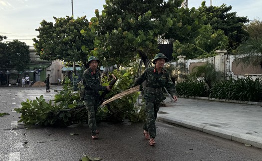 Khắc phục bão số 13: Ngành đường sắt chuyển tải hành khách bằng ô tô giữa ga Diêu Trì và ga Tuy Hòa