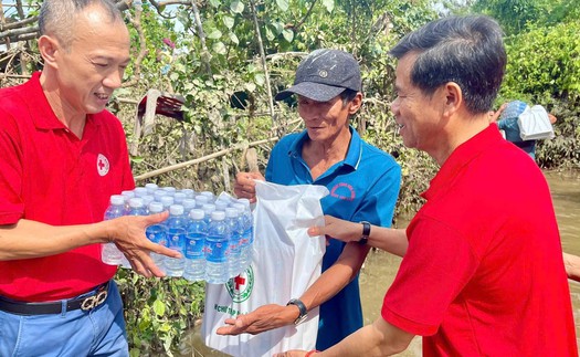 Hội Chữ thập đỏ Việt Nam cứu trợ khẩn cấp người dân 6 tỉnh miền Trung bị thiệt hại do mưa lũ