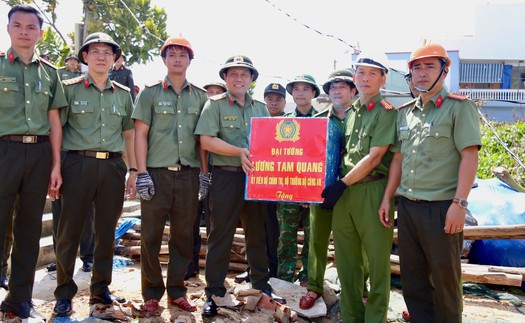 Bộ Công an hỗ trợ 40 tấn hàng cho tỉnh Gia Lai khắc phục hậu quả bão số 13