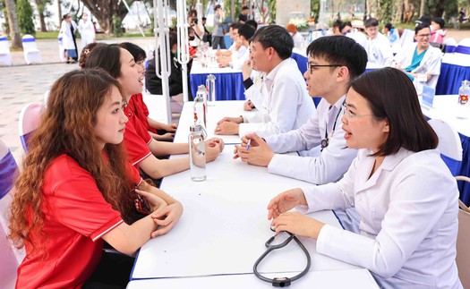 Thông qua hai Nghị quyết về bảo vệ, chăm sóc sức khỏe và dân số