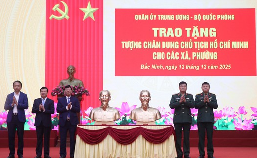Trao tặng tượng chân dung Chủ tịch Hồ Chí Minh cho 99 xã, phường tỉnh Bắc Ninh