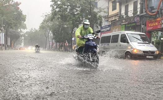 Mưa to cục bộ trong đêm, nguy cơ lũ quét, sạt lở đất ở Trung Bộ và Tây Nguyên