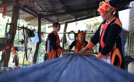Độc đáo kỹ nghệ kéo sợi của phụ nữ Dao ở Lai Châu