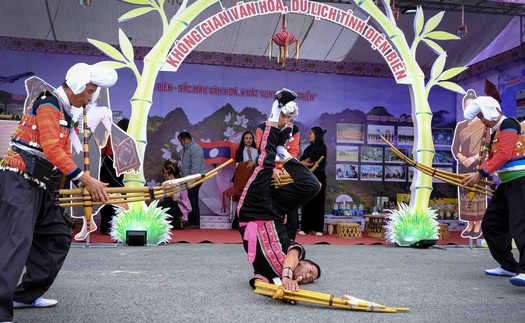 Sắc màu văn hóa Việt Nam - Lào - Trung Quốc tại Lễ hội Ném còn