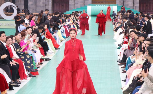 Trình diễn thời trang “Hello Cosmo From Vietnam” mở màn hành trình Hoa hậu Hoàn vũ 2025
