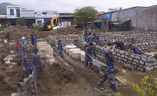 Người thợ xây mặc áo lính biển