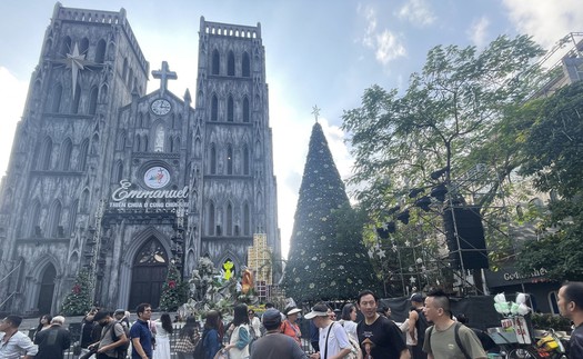 Giáng sinh Hà Nội rộn ràng trong ánh sáng và sự ấm áp