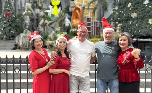 Du khách nước ngoài vui mừng đón lễ Giáng sinh tại Hà Nội