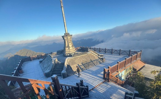  Băng phủ trắng đỉnh Fansipan