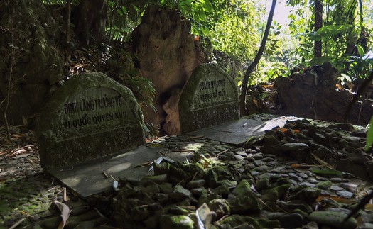 "Đồi thông hai mộ" – Biểu tượng tình yêu của không gian văn hóa Mường