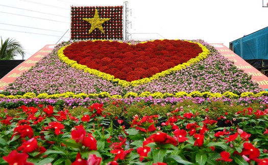 "Trái tim" khổng lồ làm từ 1.600 chậu hoa tươi ở Làng hoa Sa Đéc