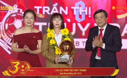 Vì sao Thùy Trang buồn thiu khi lên nhận danh hiệu Quả bóng Đồng?