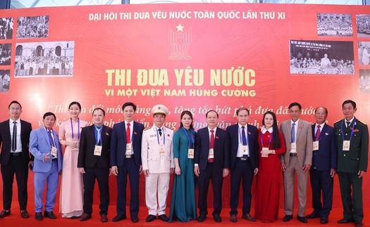 Đại biểu dự Đại hội Thi đua yêu nước toàn quốc lần thứ XI tham quan Trưng bày ảnh của TTXVN