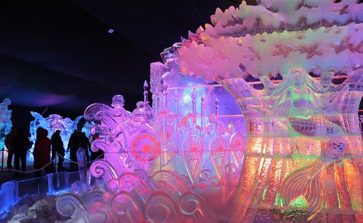 Lộng lẫy và tinh xảo lễ hội điêu khắc băng St. Petersburg Nga
