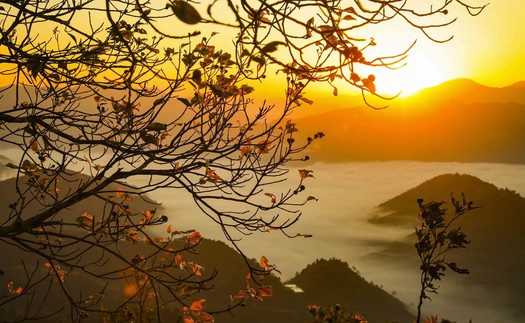 Bình minh giữa biển mây trên đèo Keo Lôm, Điện Biên