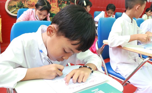 Giữ hồn chữ viết Chăm, lan tỏa giá trị văn hóa truyền thống