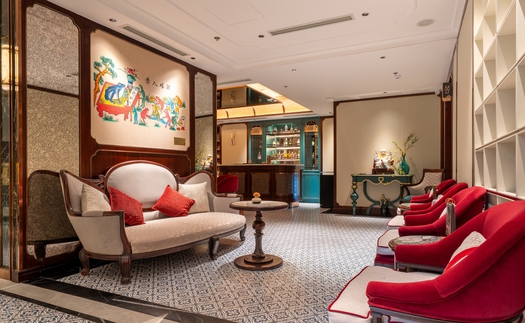 Một khách sạn giống như Bảo tàng tranh dân gian sống động giữa lòng Phố Cổ