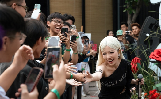 Phùng Khánh Linh: Từ cú hích "triệu lượt stream" đến tour diễn quảng bá "Giữa một vạn tour"