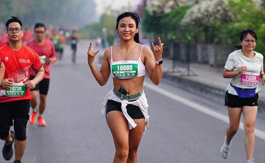 Nữ đô cử vòng ba 97 cm 'làm nóng' đường chạy marathon Hà Nội
