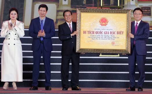 Phó Thủ tướng Lê Thành Long trao Bằng xếp hạng Di tích quốc gia đặc biệt cho Căn cứ bản doanh của Ngô Quyền