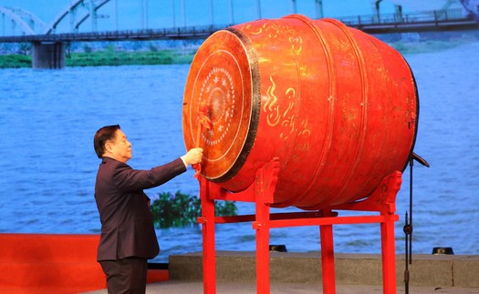 Trưởng Ban Tuyên giáo và Dân vận Trung ương Nguyễn Trọng Nghĩa gióng trống khai mạc Ngày thơ Việt Nam